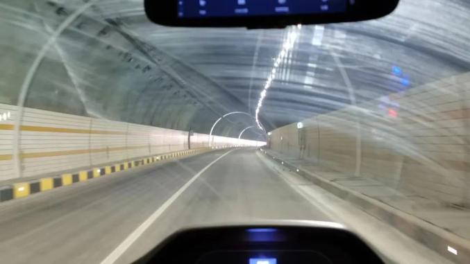 高速隧道行车安全:进出隧道前必须知道的几个要点