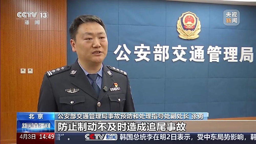 雨天高速开车,降速握稳别猛打方向