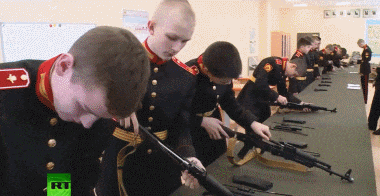 大学军训越来越硬核:步坦协同、火箭筒都来了