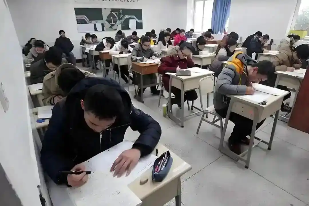 2025高考复读大变天！年龄学籍双限制，这些院校禁收复读生