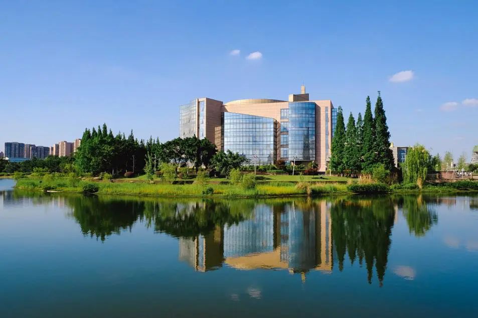 填志愿纠结学校咋选?看看这些别人家的大学图书馆