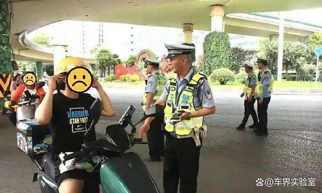 西安电动车管理严,过渡期后麻烦多,走错道就吃罚单