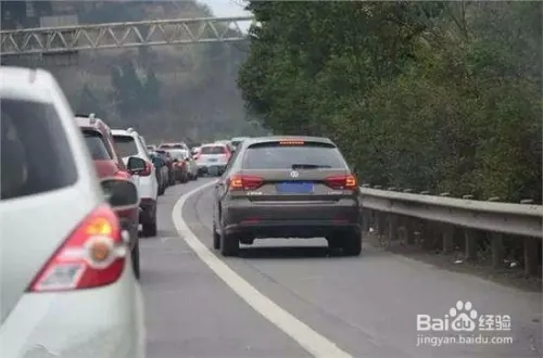 高速行驶要注意啥?这些规则牢记,安全出行有保障