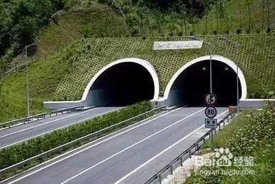 高速行驶要注意啥?这些规则牢记,安全出行有保障