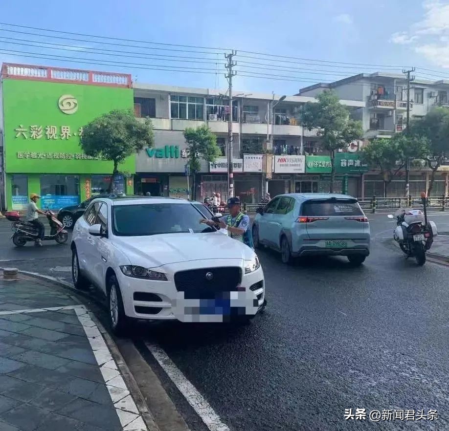 万宁交警开展违停治理行动,净化道路交通环境