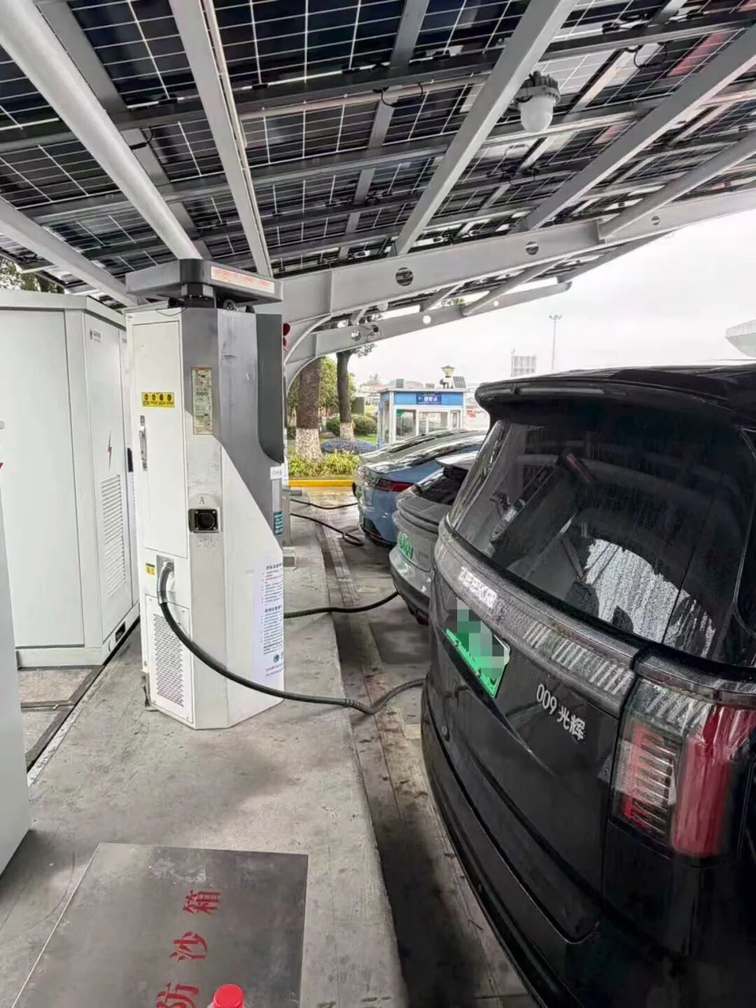 沪首个高速超充站落地枫泾服务区,缓解新能源车充电难题