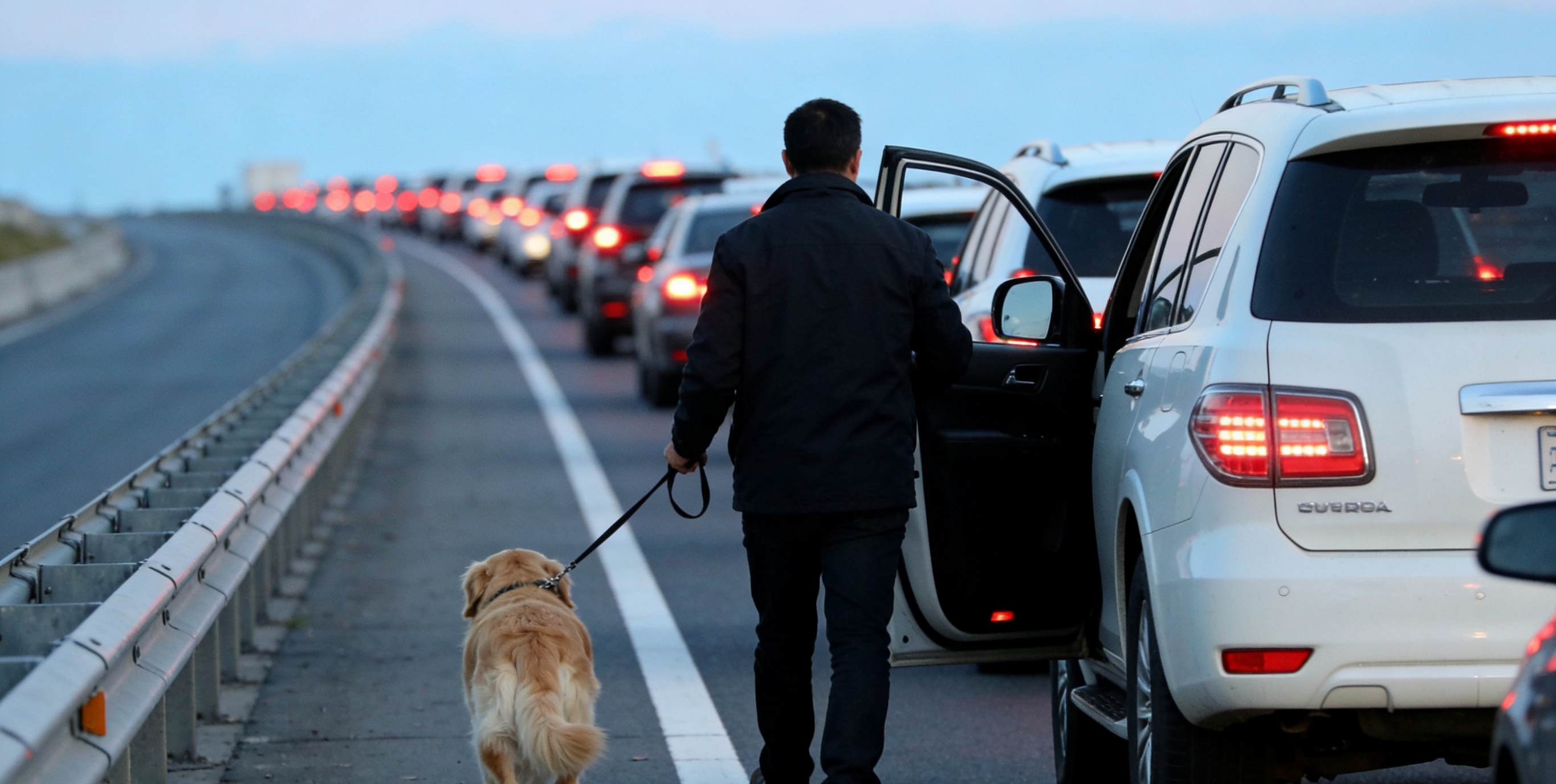 2026春节返程高峰,半夜出发避堵反被困高速,咋回事?