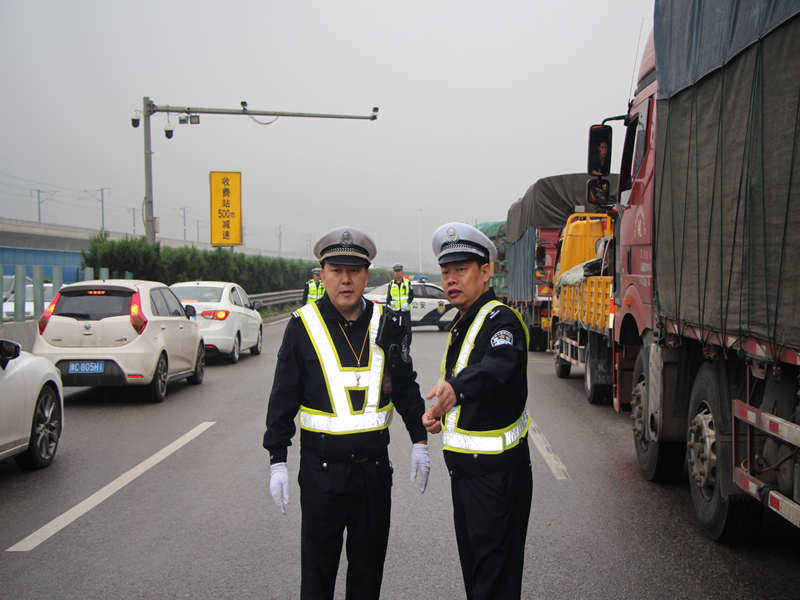 国庆中秋双节期间，三门峡高速交警全员上路保畅通