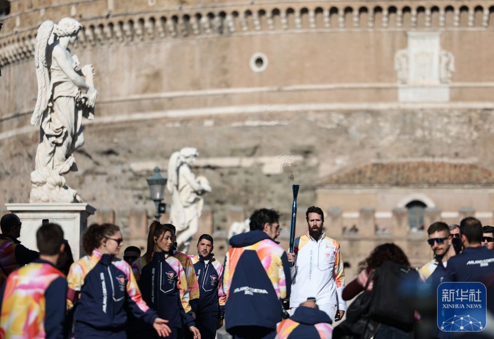 2026年米兰-科尔蒂纳冬奥会火炬在意大利罗马传递精彩亮相